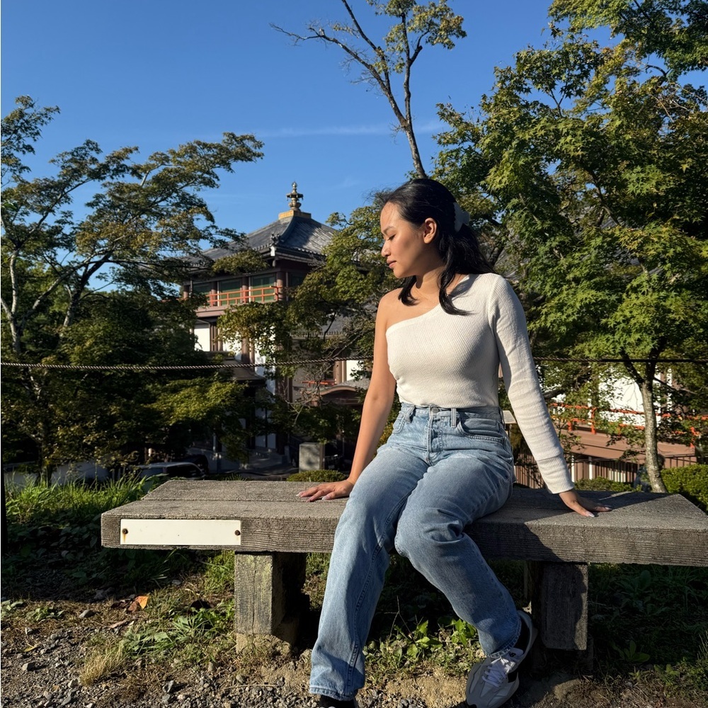 LNA Asymmetrical Off Shoulder Top Creamy/White size S